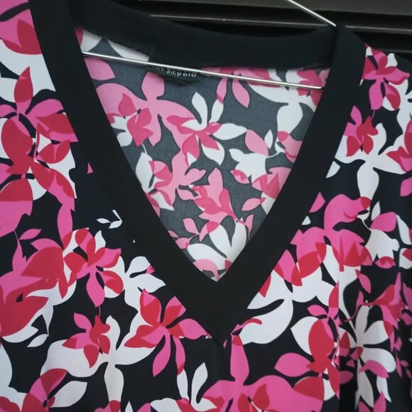 Bay Studio Plus 1x Pink & Black Floral Blouse V-Neck 20/22W - Picture 5 of 9